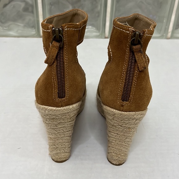 Levity Wedges. Ankle strap. Back zipper. Rope wedge heel. Tan suede. Siz… - Picture 4 of 7